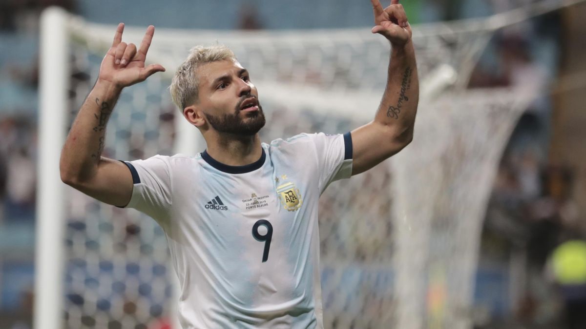 آگوئرو بار دیگر در زمین فوتبال