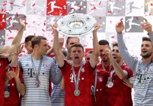 توماس مولر در تعقیب گیگز برای رکوردشکنی بدست آوردن جام 1 توماس مولر در تعقیب گیگز برای رکوردشکنی بدست آوردن جام2