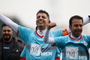 عادل فردوسی پور در مشهد پا به توپ می شود