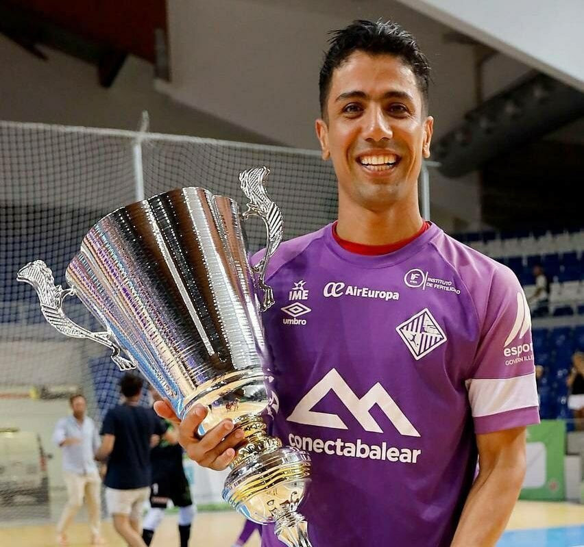 طیبی با تیم جدیدش جام گرفت2