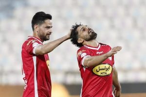 دو بازیکن باتجربه تیم فوتبال پرسپولیس از سوی این باشگاه از حضور در تمرینات منع شدند. 2 دو بازیکن باتجربه تیم فوتبال پرسپولیس از سوی این باشگاه از حضور در تمرینات منع شدند.