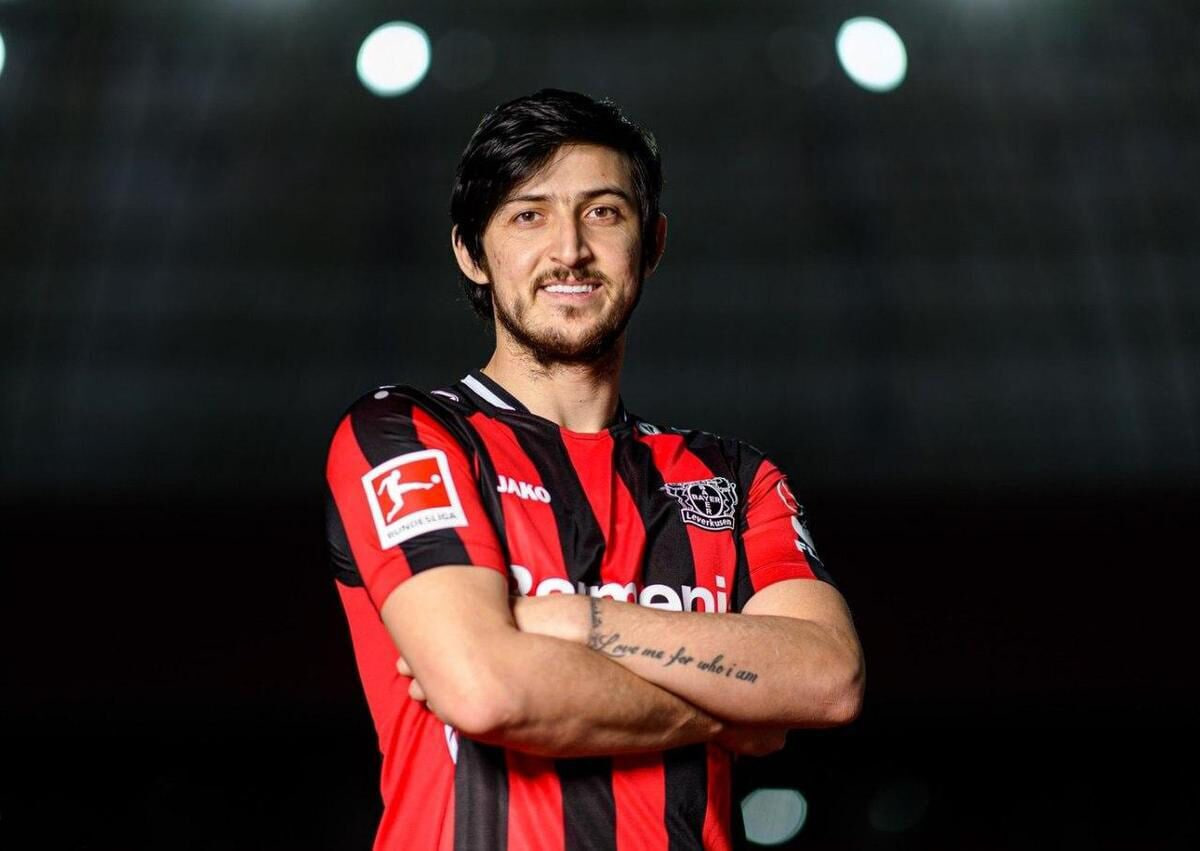 سردار آزمون بانوان شهرش را تشویق کرد تا در سالن حاضر شوند و تیم شهرشان را حمایت کنند3