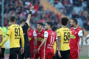 تذکر جدی یحیی به مهاجمی که بی موقع اخراج شد 2 تذکر جدی یحیی به مهاجمی که بی موقع اخراج شد