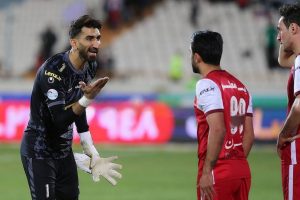 درگیری بازیکنان پرسپولیس برای شادی با هواداران 1 درگیری بازیکنان پرسپولیس برای شادی با هواداران2