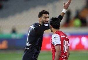 درگیری بازیکنان پرسپولیس برای شادی با هواداران 2 درگیری بازیکنان پرسپولیس برای شادی با هواداران22