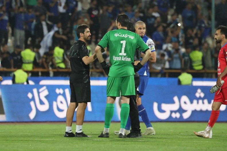 روحیه دادن استقلالی ها به گلر نساجی پس از پایان بازی