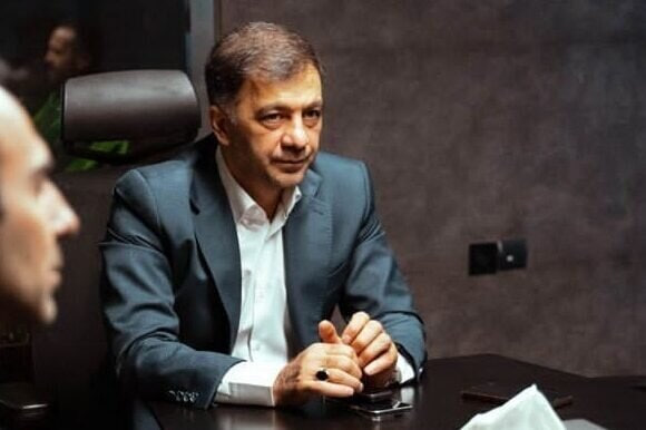 سرپرست مدیر عامل استقلال توپ را به زمین ساپینتو انداخت1