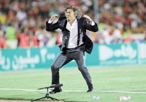 سرپرست مدیر عامل استقلال توپ را به زمین ساپینتو انداخت 2 سرپرست مدیر عامل استقلال توپ را به زمین ساپینتو انداخت2