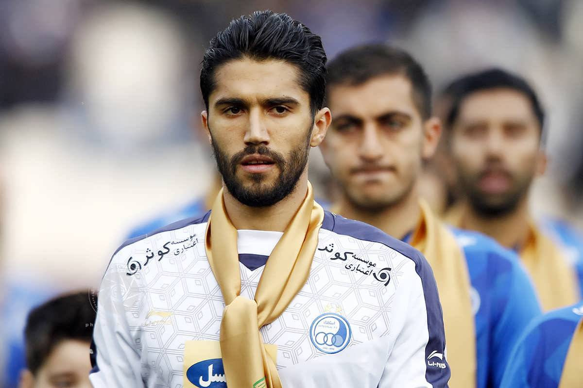 استقلال به کدام بازیکن پیشنهاد قرارداد 8میلیاردی داده است؟4