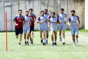 تراکتور مهاجم انگلیسی را زیر نظر دارد 1 تراکتور