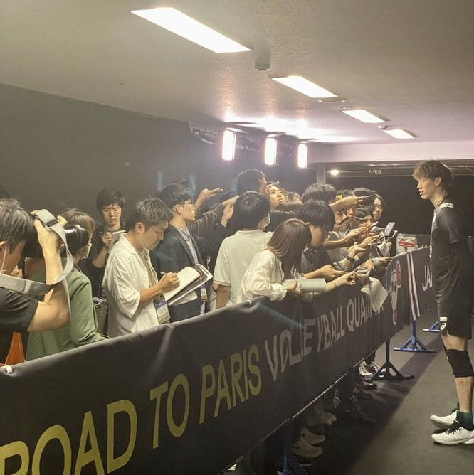 کاپیتان والیبال ژاپن پس از شکست مردانه ایستاد و پاسخ سوالات خبرنگاران را داد.1