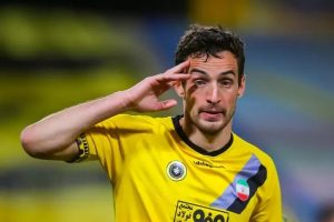 پیشنهاد جذاب باشگاه سپاهان به مدافع گرجستانی شاید باعث شود این مدافع فصل آینده در اصفهان توپ بزند.   گئورگی گولسیانی که نقش بسیار پررنگی در قهرمانی پرسپولیس در لیگ بیست و سوم داشت، بلافاصله پس از جشن قهرمانی همراه تیم باشگاهی اش به اردوی تیم ملی گرجستان برای شرکت در مسابقات یورو ملحق شد.  این مدافع با زدن 16 گل برای پرسپولیس در کنار آلن ویتل، بهترین گلزن خارجی این تیم لقب گرفته است، نمی تواند فصل آینده در این تیم نیمکت نشین باشد. گولسیانی فصل را با نیمکت نشینی آغاز کرد چرا که یحیی گل محمدی به زوج ایرانی محمدحسین کنعانی زادگان و مرتضی پورعلی گنجی اعتقاد بیشتری داشت.  از طرفی شنیدیم باشگاه سپاهان اصفهان (تیم قبلی گئورگی گولسیانی) متوجه اشتباه بزرگ خود در از دست دادن این مدافع ملی پوش گرجستانی شده و پیشنهاد وسوسه انگیزی به او ارائه کرده است.  گولسیانی یک مدافع سریع و بازیساز است که به دلیل بازی در پُست هافبک دفاعی، توانایی بالایی در بازیسازی از خط دفاع دارد.  سپاهانی ها معتقدند که از دست دادن چنین مدافعی اشتباه بزرگی به سود پرسپولیس رقیب قدیمی این تیم اصفهانی در لیگ برتر بوده است. سپاهان که در خط دفاع خود با مشکلات زیادی مواجه بوده، تصمیم گرفته است این خط خود را با محوریت و رهبری گئورگی گولسیانی ترمیم کند. پیشنهاد سپاهانی برای گولسیانی 800 هزار دلاری می باشد.