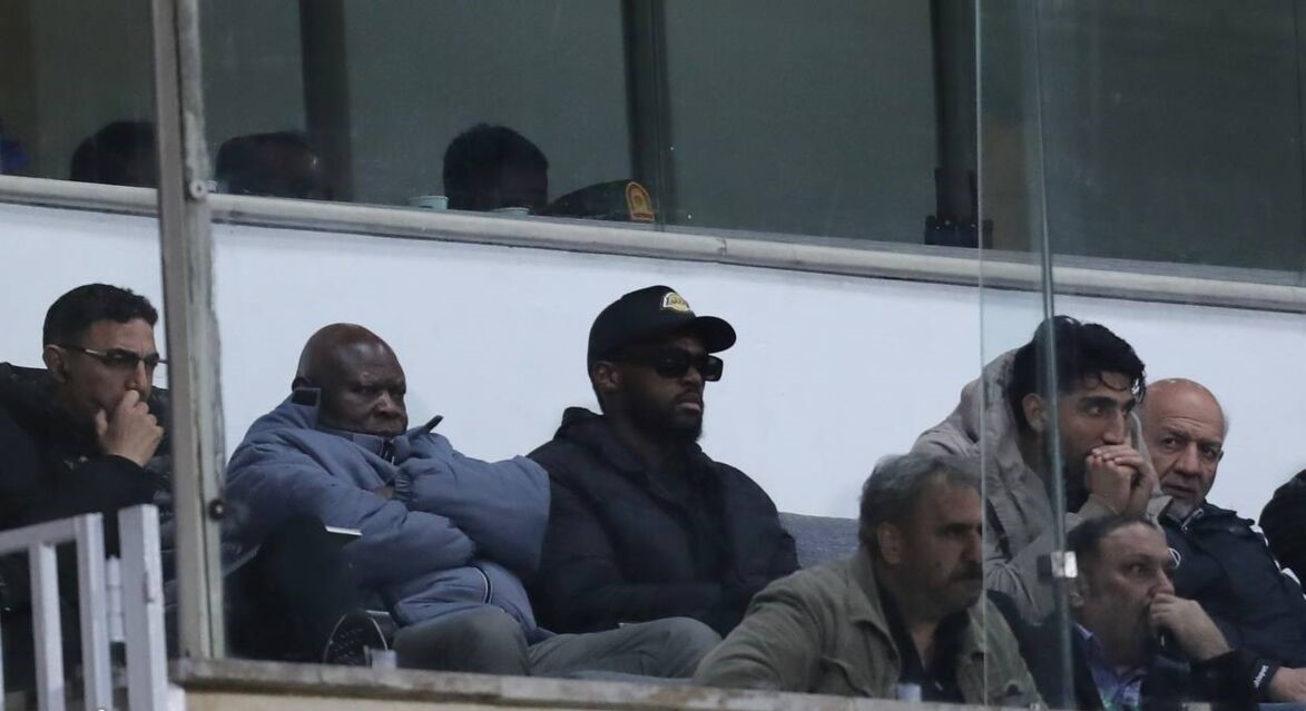 حضور کوین یامگا در استادیوم شهر قدس برای دیدن بازی تیم محبوبش1