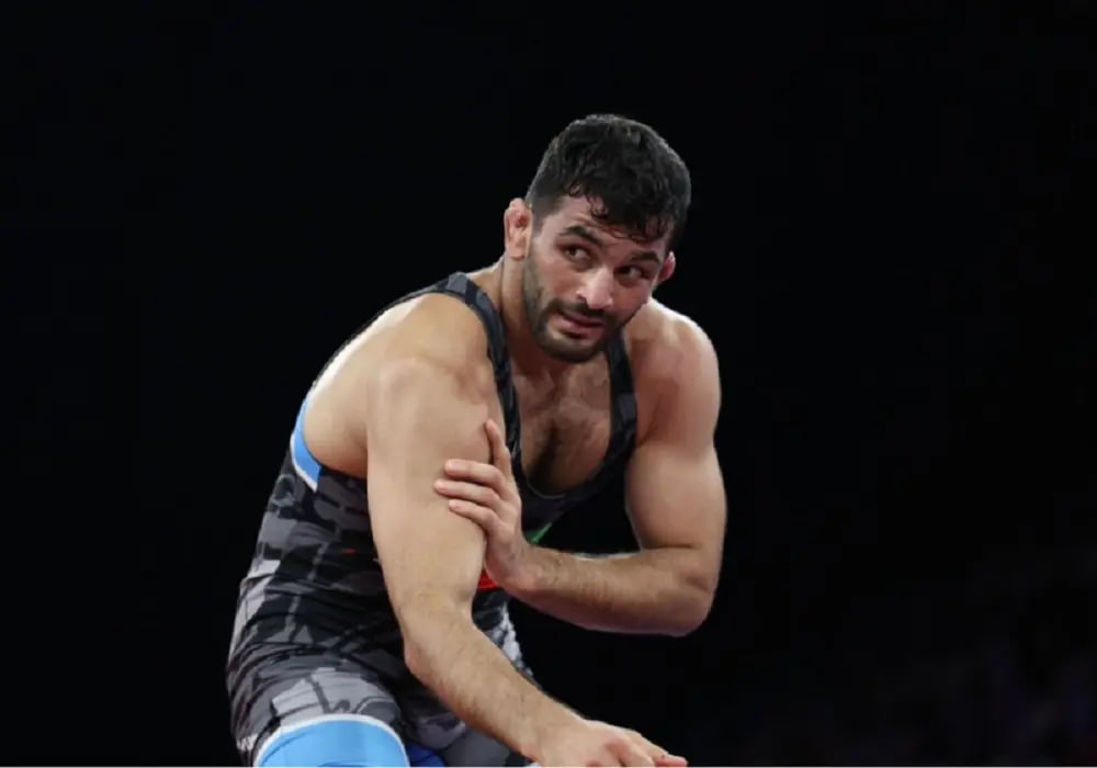 تعیین وزن حسن یزدانی پس از معاینه دوم11