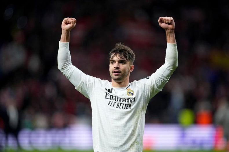 مدافع اسپانیایی با کهکشانی ها تمدید کرد1